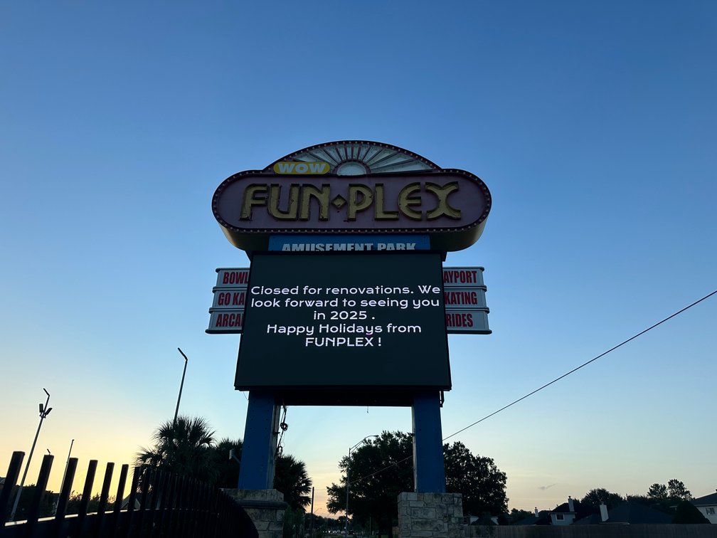 Roadside Modular Panel Pixel Video Screen -  West Side