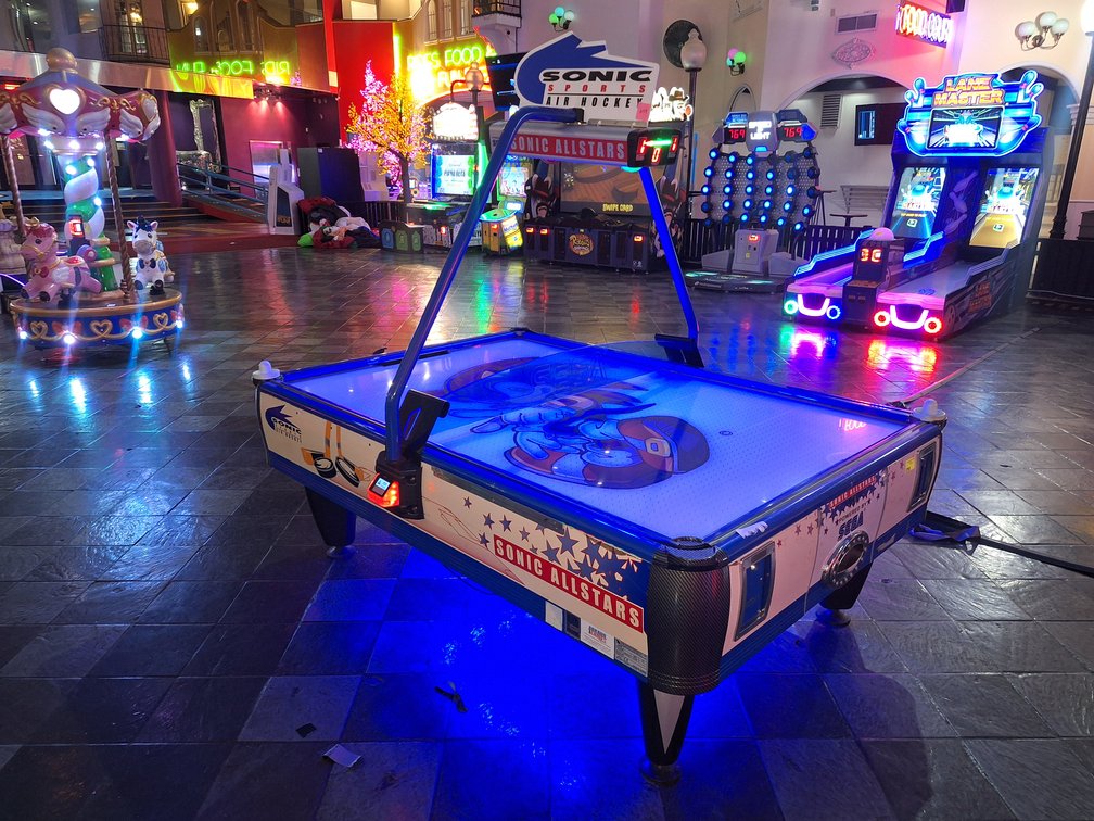 SEGA/ BARRON GAMES/ YUAN GONG ENTERPRIZES  - Sonic the Hedgehog: Sonic Allstars Sports Air Hockey Table 