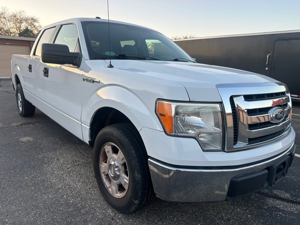2011 FORD F-150 XLT 4-Door Crew Cab Pick up Truck