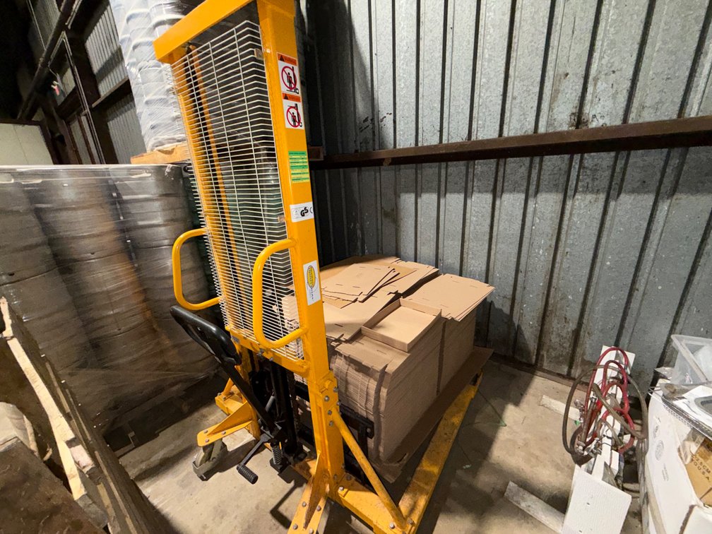 NORTHERN INDUSTRIAL Pallet Stacker