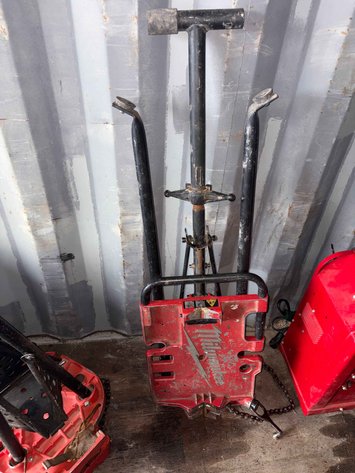 Image for MILWAUKEE 6'' Leveling Tripod Chain Vise