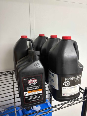 Image for (4) ProSelect AW 32 Hydraulic Oil Bottles & (3) Western Hydraulic Fluid Bottles