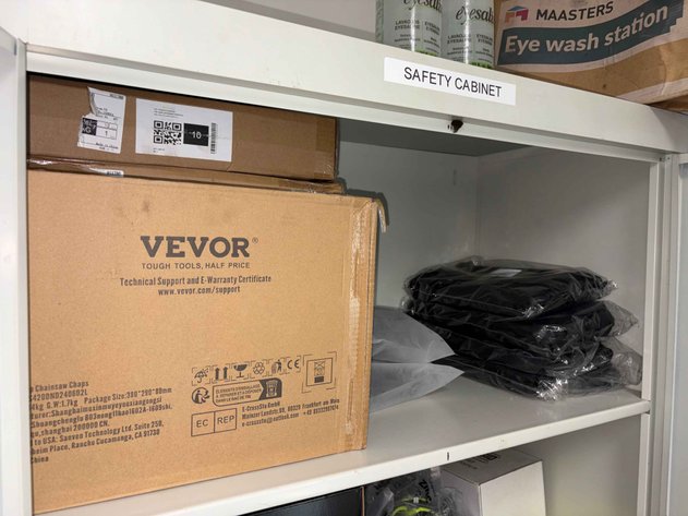 Image for VEVOR Chainsaw Chaps & Protective Leg Guards