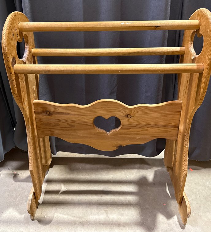 Wooden Quilt Rack With Heart Cutout, 27.5 x 36 Inches