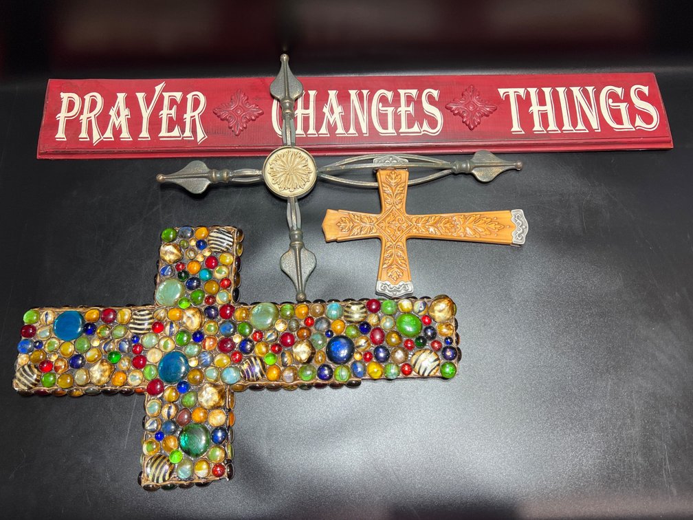 Three Cross Decorations and ‘Prayer Changes Things’ Sign