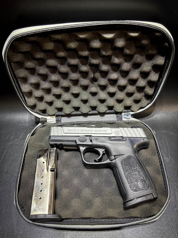 Smith & Wesson SD40 VE and 2 Mags Handgun With Allen Carry Case