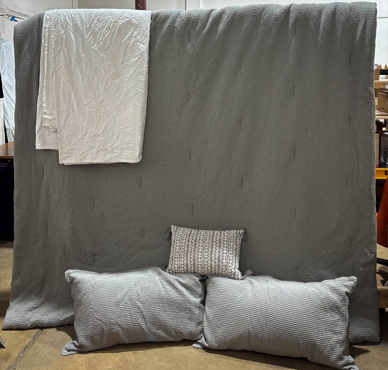 Threshold Bedding Set with Gray and White Textured Design