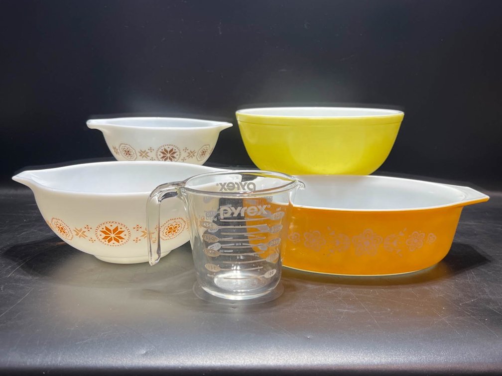 Pyrex Mixing Bowls and Measuring Cup
