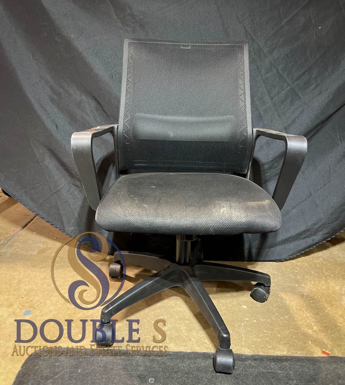 Black Mesh Office Chair with Armrests and Rolling Base