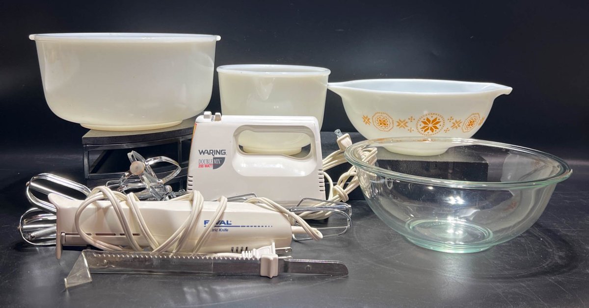 Kitchen Lot with Pyrex Bowls, Rival Electric Knife, and Waring Hand Mixer