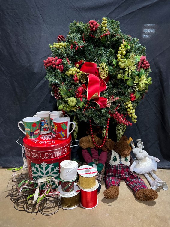 3’x2′ Light-Up Christmas Wreath With Holiday Accessories