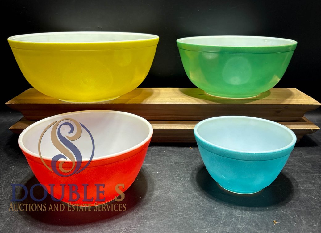 Four Pyrex Nesting Mixing Bowls in Primary Colors