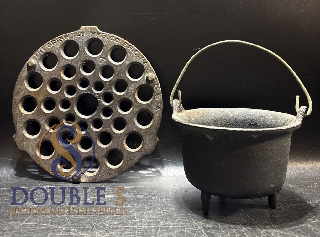 Griswold #7 Cast Iron Dutch Oven with Trivet Model 205