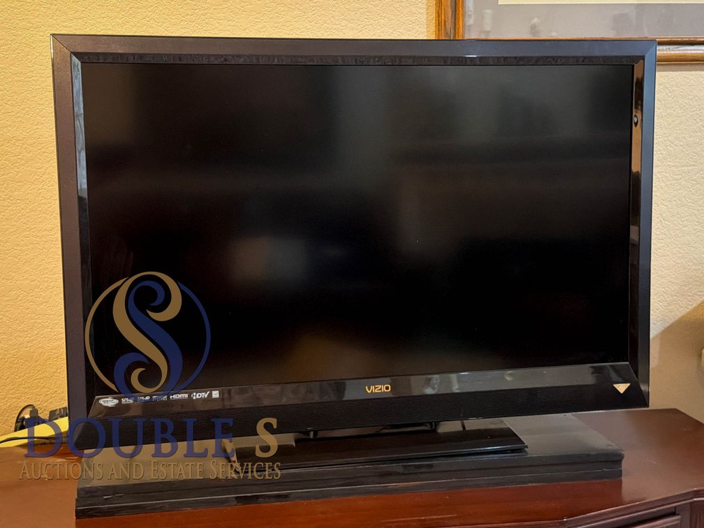 Vizio 32-Inch 1080p Full HD LCD TV with Stand