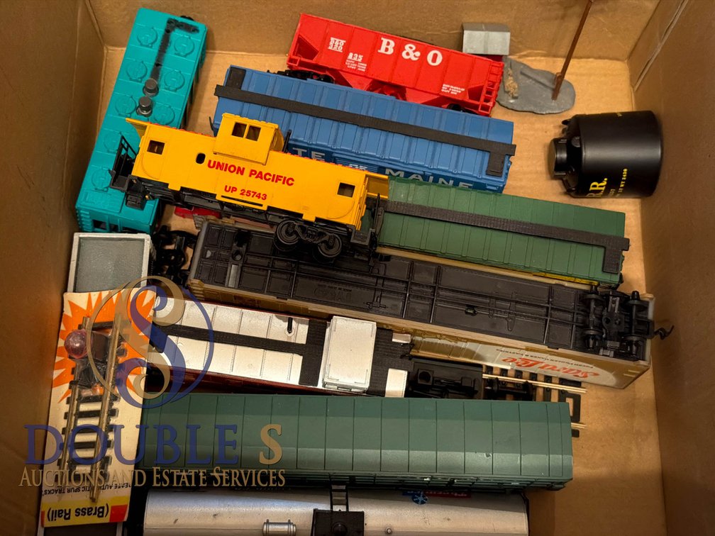 HO Scale Model Train Cars, Accessories, and Track Pieces