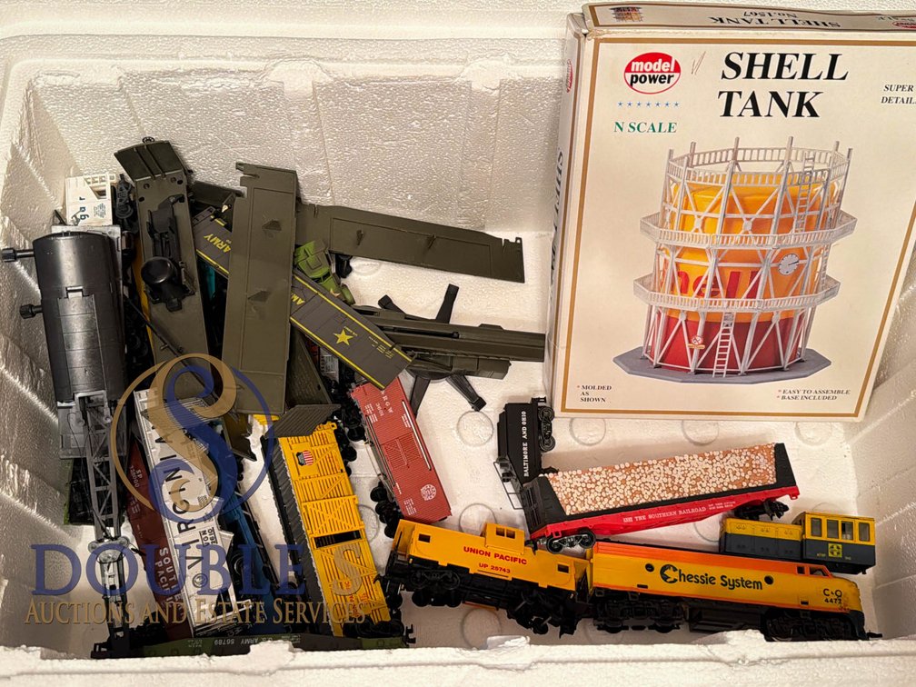 N Scale Model Train Lot with Rolling Stock, Shell Tank Kit, and Accessories