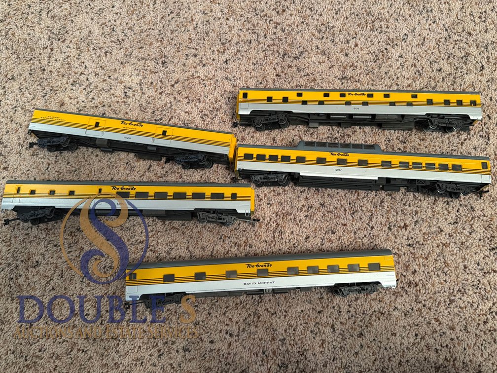 Walthers HO ScaleDenver & Rio Grande Western passenger cars