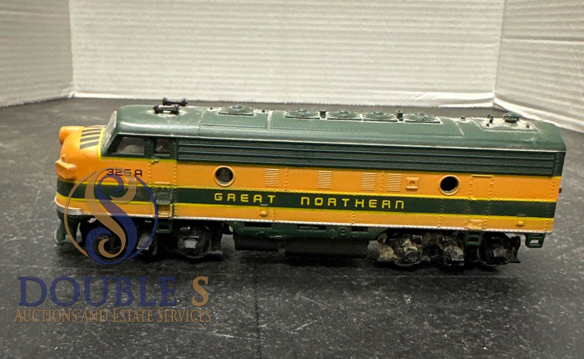 Great Northern Metal Engine Model, 7 x 1 1/2 Inches