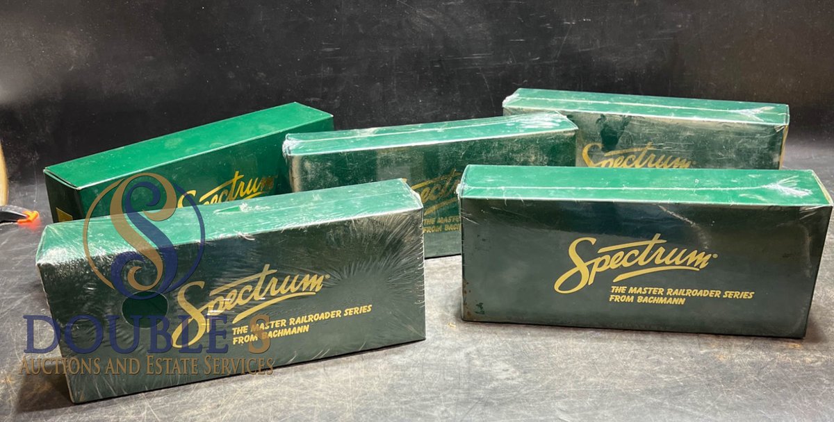 Five Bachmann Spectrum Train Car Boxes and Cars