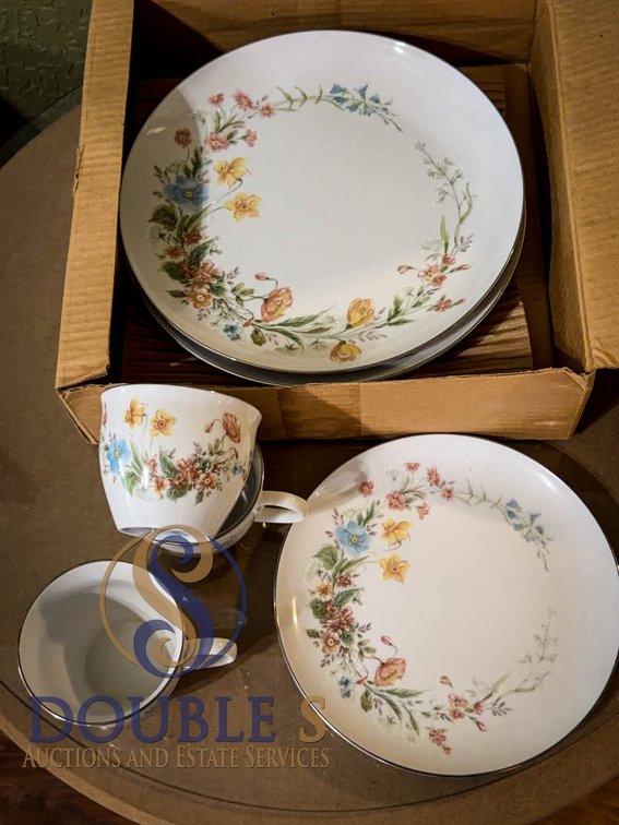 Premiere Fine China 4 Dinner Plates NOS