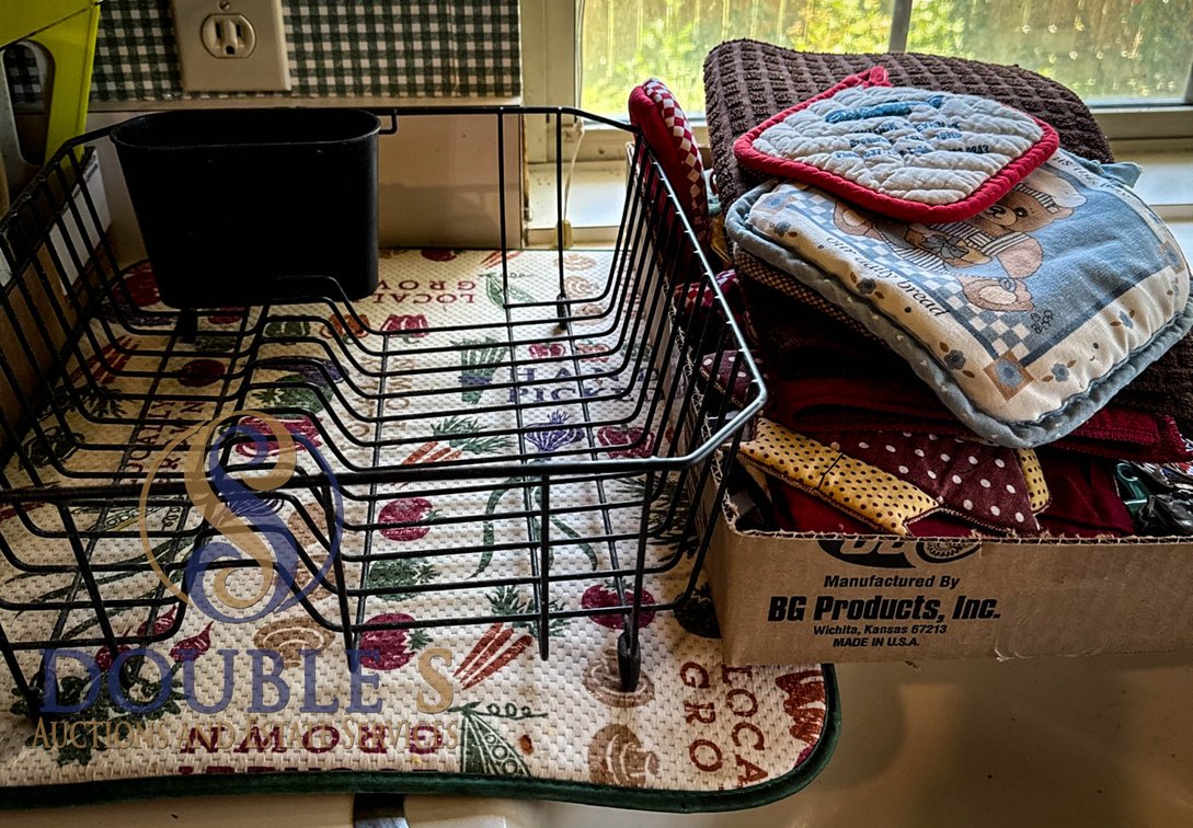 Kitchen Dish Rack With Pot Holders and Magnets