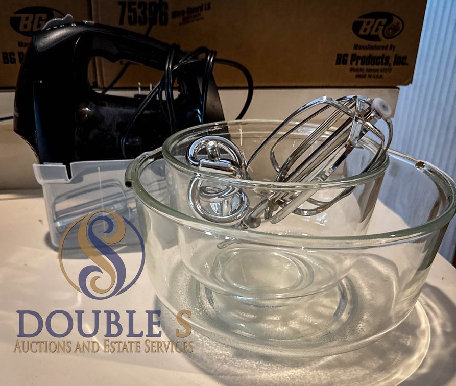 Hamilton Beach Hand Mixer with Glass Bowls