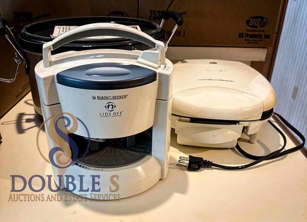 Kitchen Appliance Lot: Crock Pot, Grill, Jar Opener
