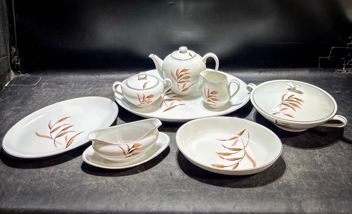 Porcelain Dinnerware Set with Leaf Motif