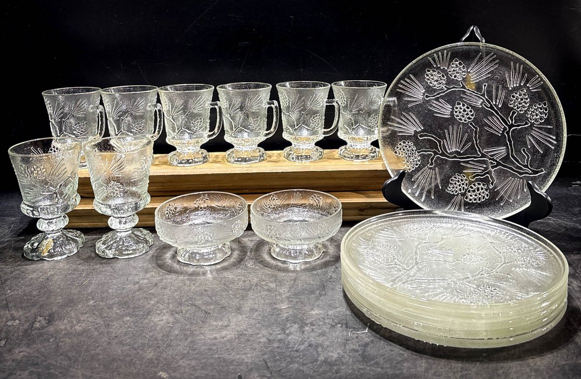 Tiara Exclusive Glass Pinecone Pattern Table