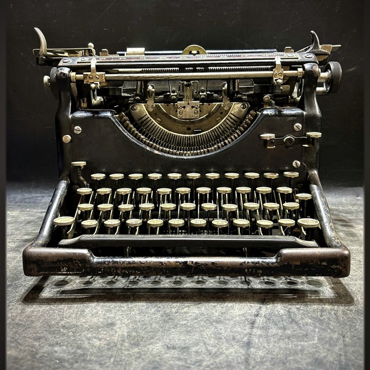 Underwood Manual Typewriter with Metal Frame