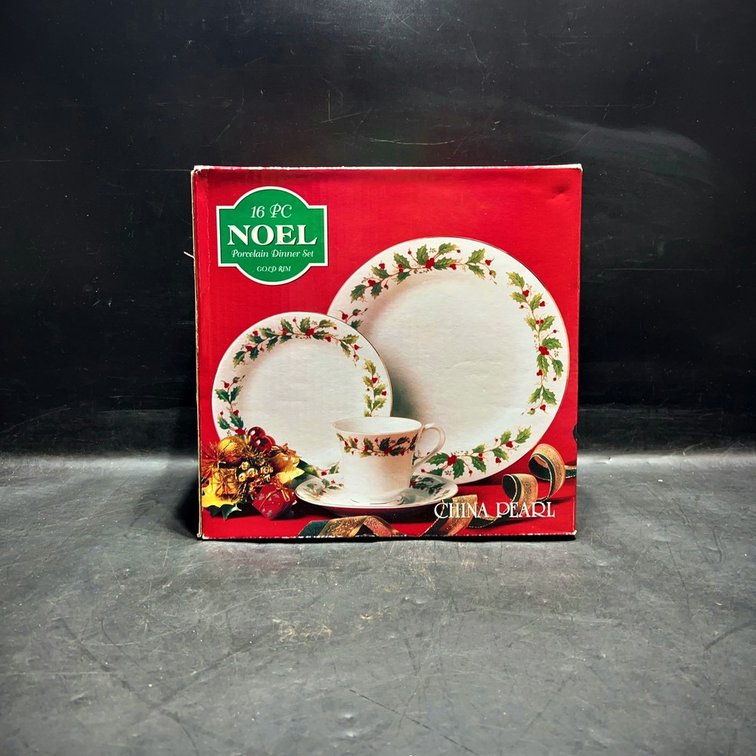 China Pearl Noel 16-Piece Porcelain Dinner Set