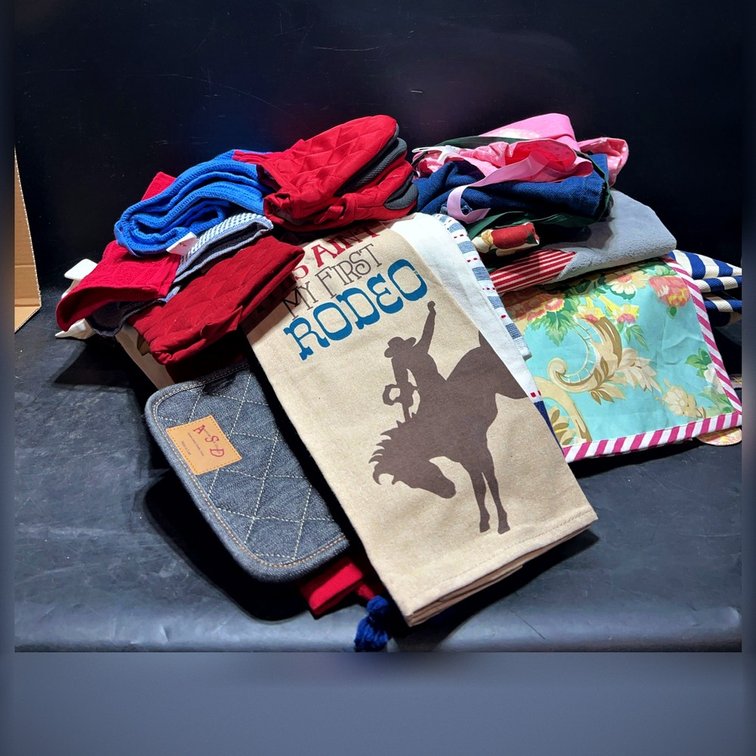 Kitchen Linens, Aprons, Towels, and Oven Mitts Assortment