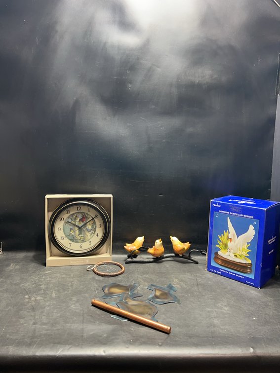 HomeTrends Wall Clock & Musical Porcelain Swan