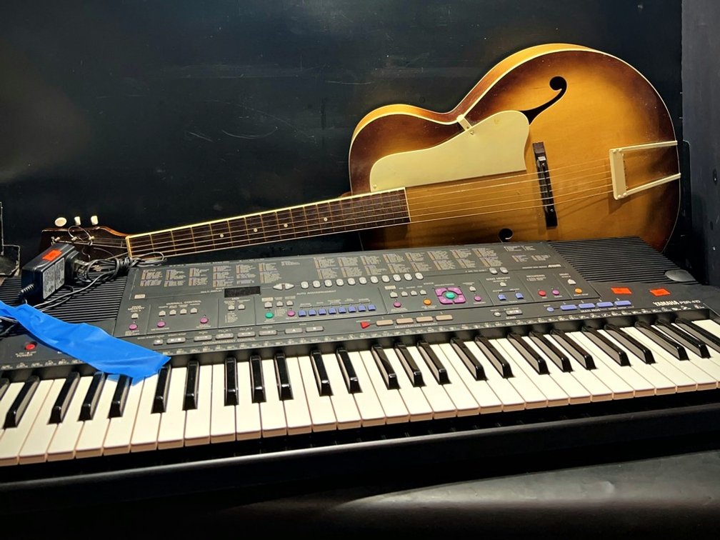 Silvertone Guitar and Yamaha PSR-410 Keyboard