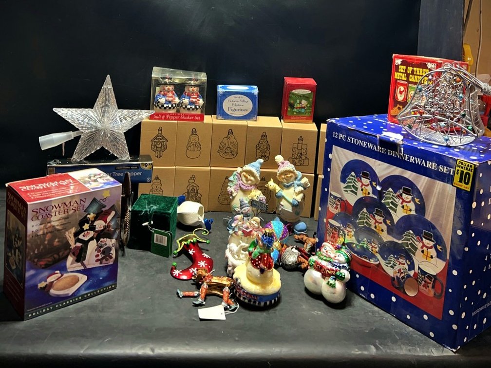 Holiday Decor Mixed Lot: Ornaments & Tableware