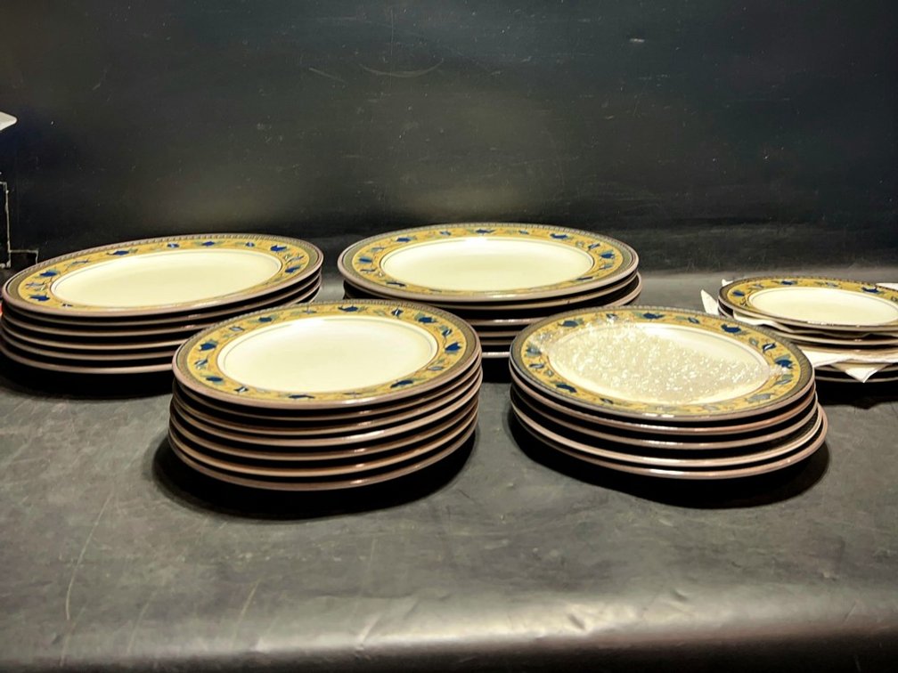 Mikasa Intaglio Arabella CAC01 Plates Set