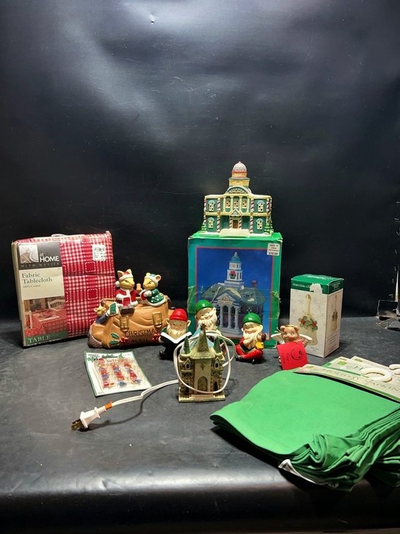 Christmas Village Figurines Tablecloth Napkins Set