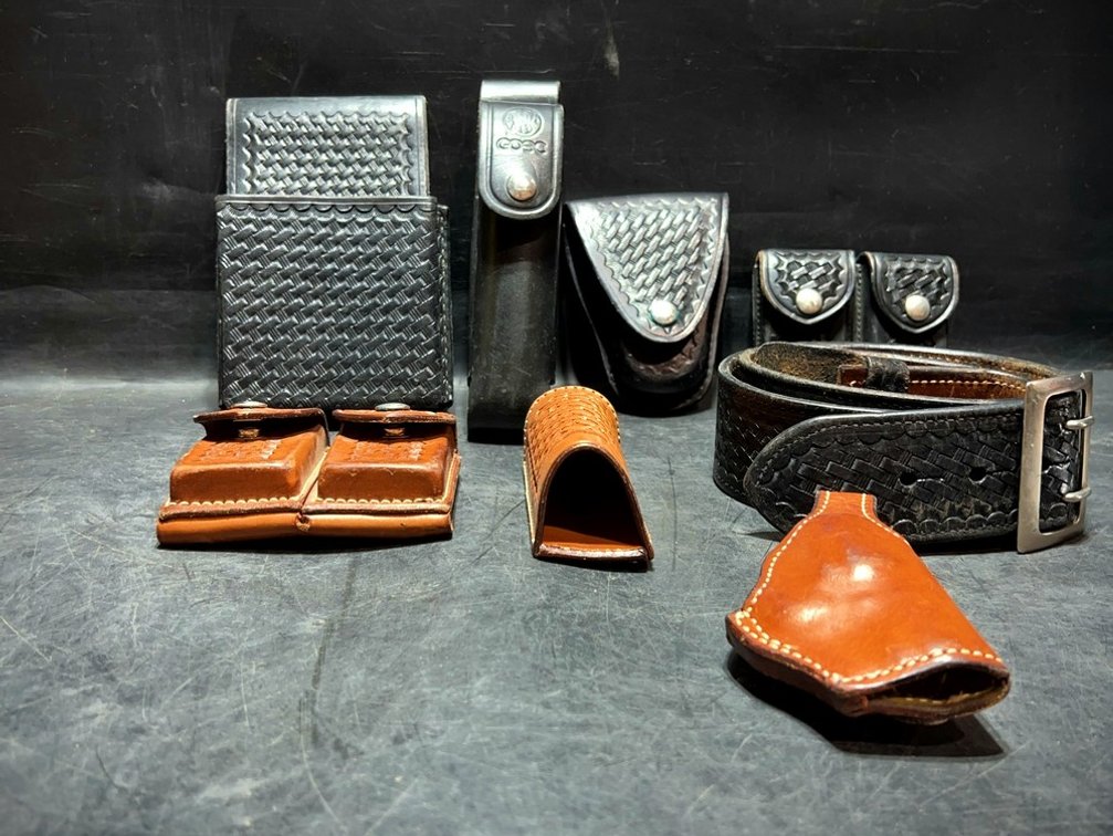 Safariland Duty Belt & Leather Pouch Set