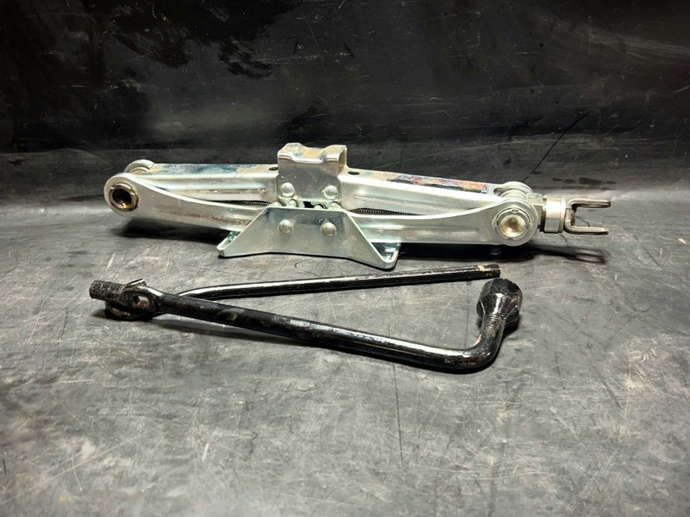 RikenKarki Car Scissor Jack w/ Handle 1000kg