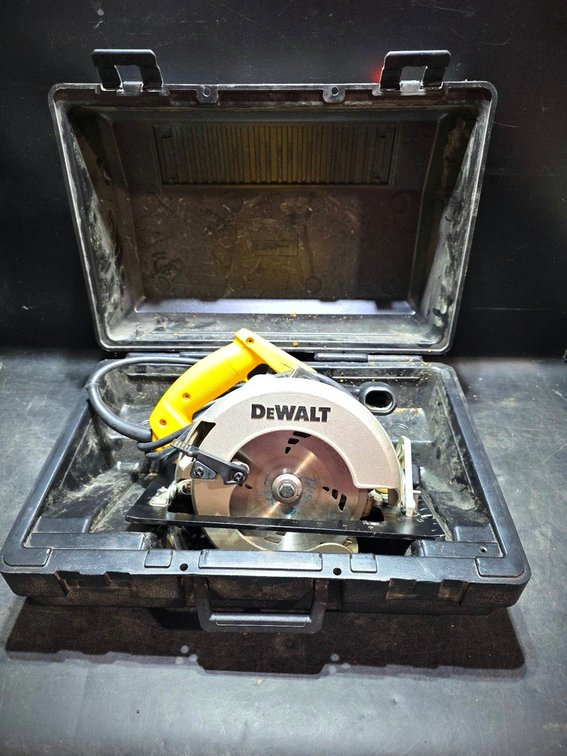 DeWALT Circular Saw With Hard Plastic Case