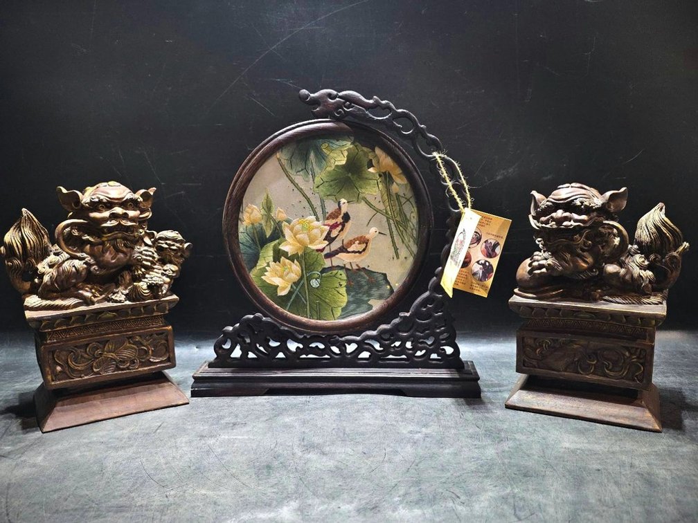 Bombay Co. Foo Dogs and Embroidery Table Screen
