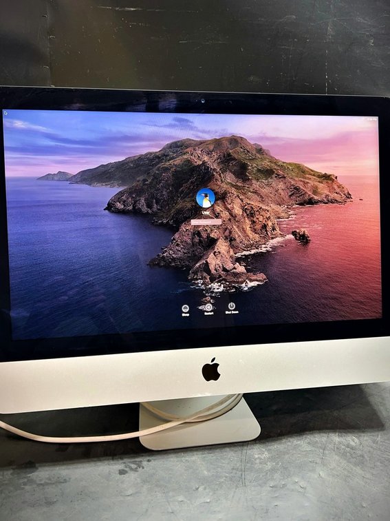 Apple iMac Desktop Computer 21.5-Inch Display