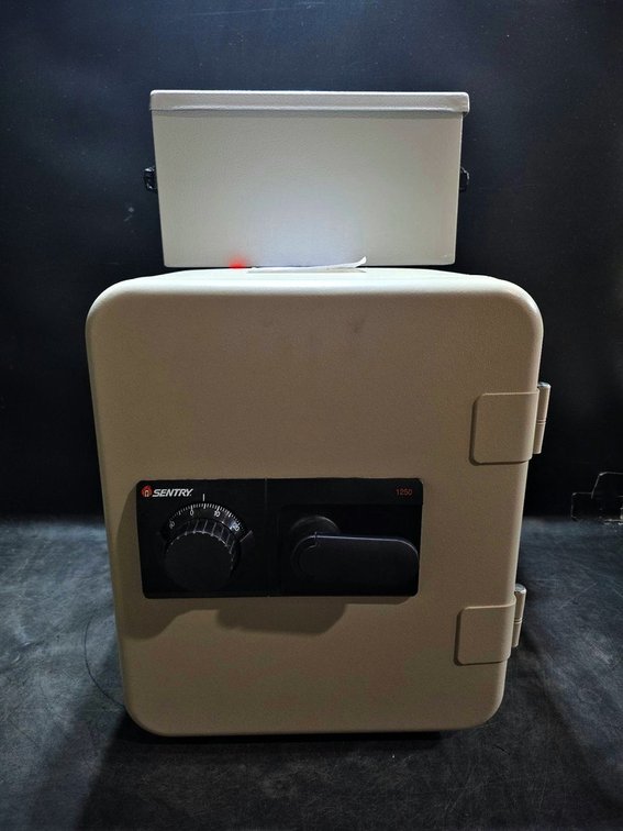 Sentry Safe 14x17x17 in & Lockbox No Key