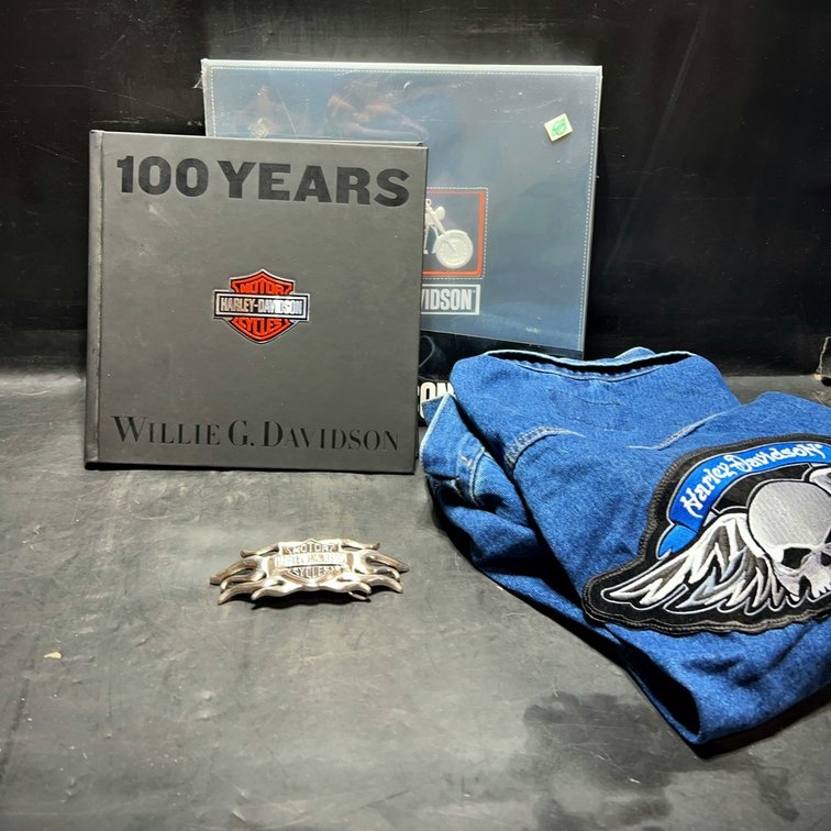 Harley-Davidson Collectibles Set With Denim Shirt