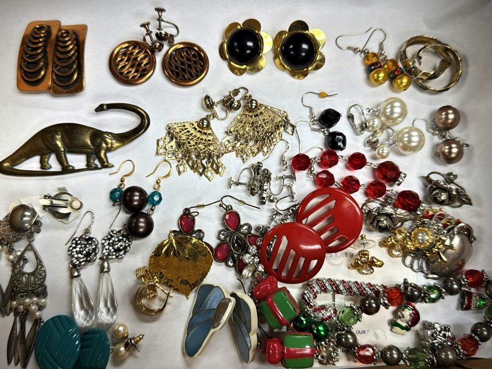 Costume Jewelry Earrings & Brooches