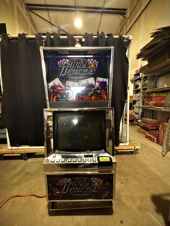 Wild Deuces Video Poker Slot Machine with Keys