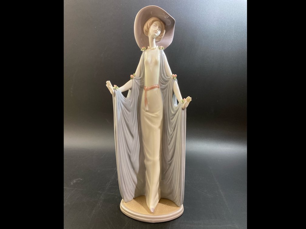 Lladro porcelain figurine ‘Afternoon Tea’ 14”
