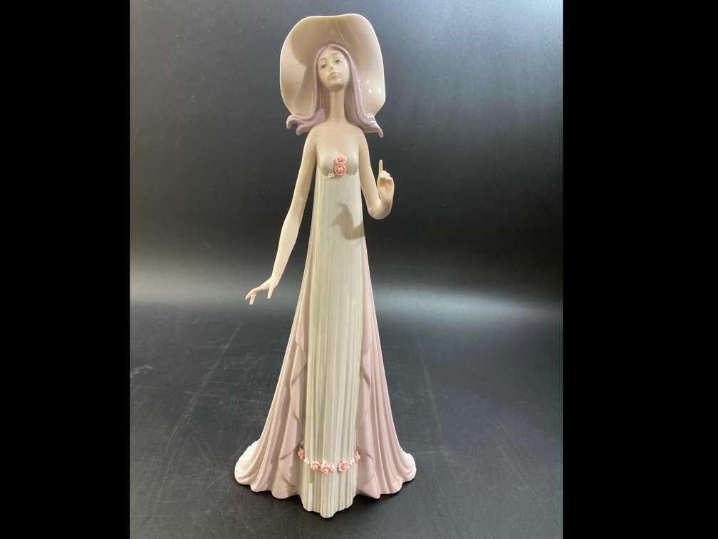Lladro porcelain figurine ‘The Debutante’ 14”