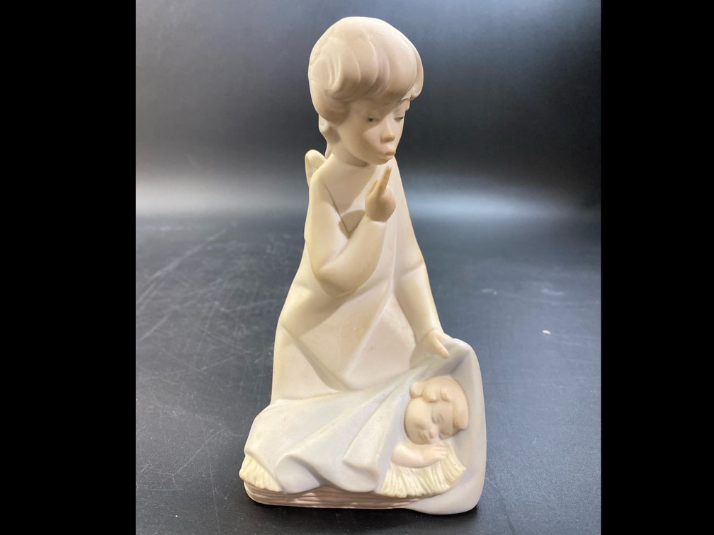 Lladro porcelain figurine 6.5” Angel with Child 
