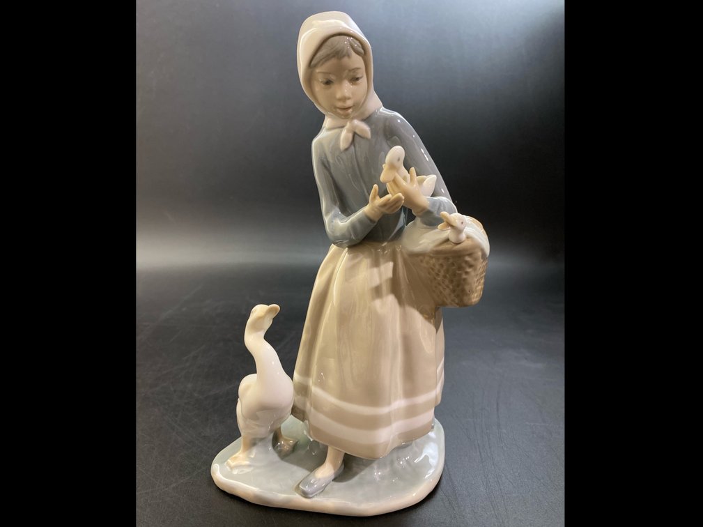 Lladro porcelain sculpture ‘Shepardess with ducks’ 9.5”